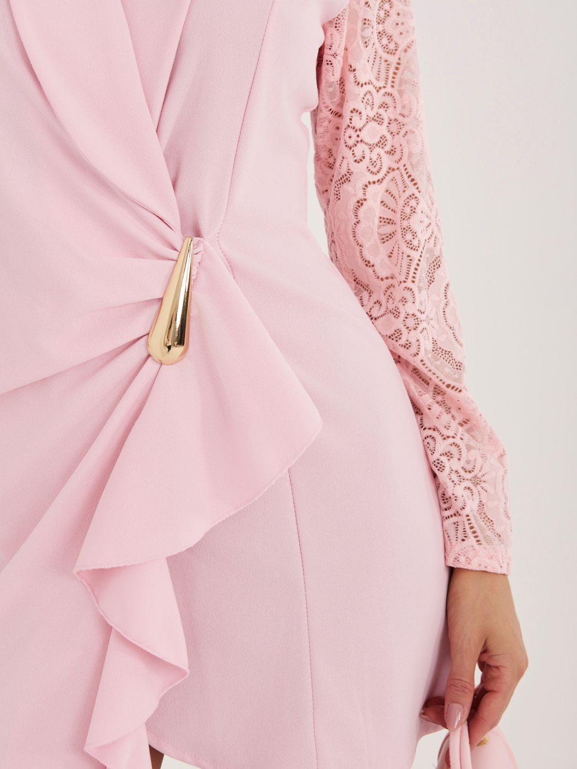 Világos rózsaszín elegáns mini ruha csipkével és fodorral