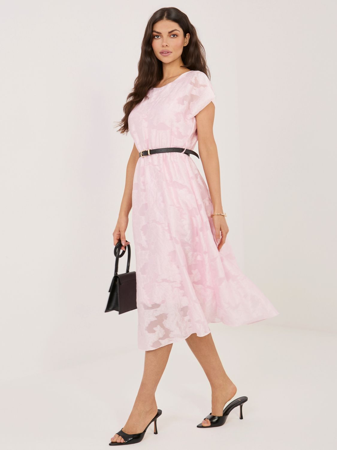 Világos rózsaszínű bővülő midi ruha övvel