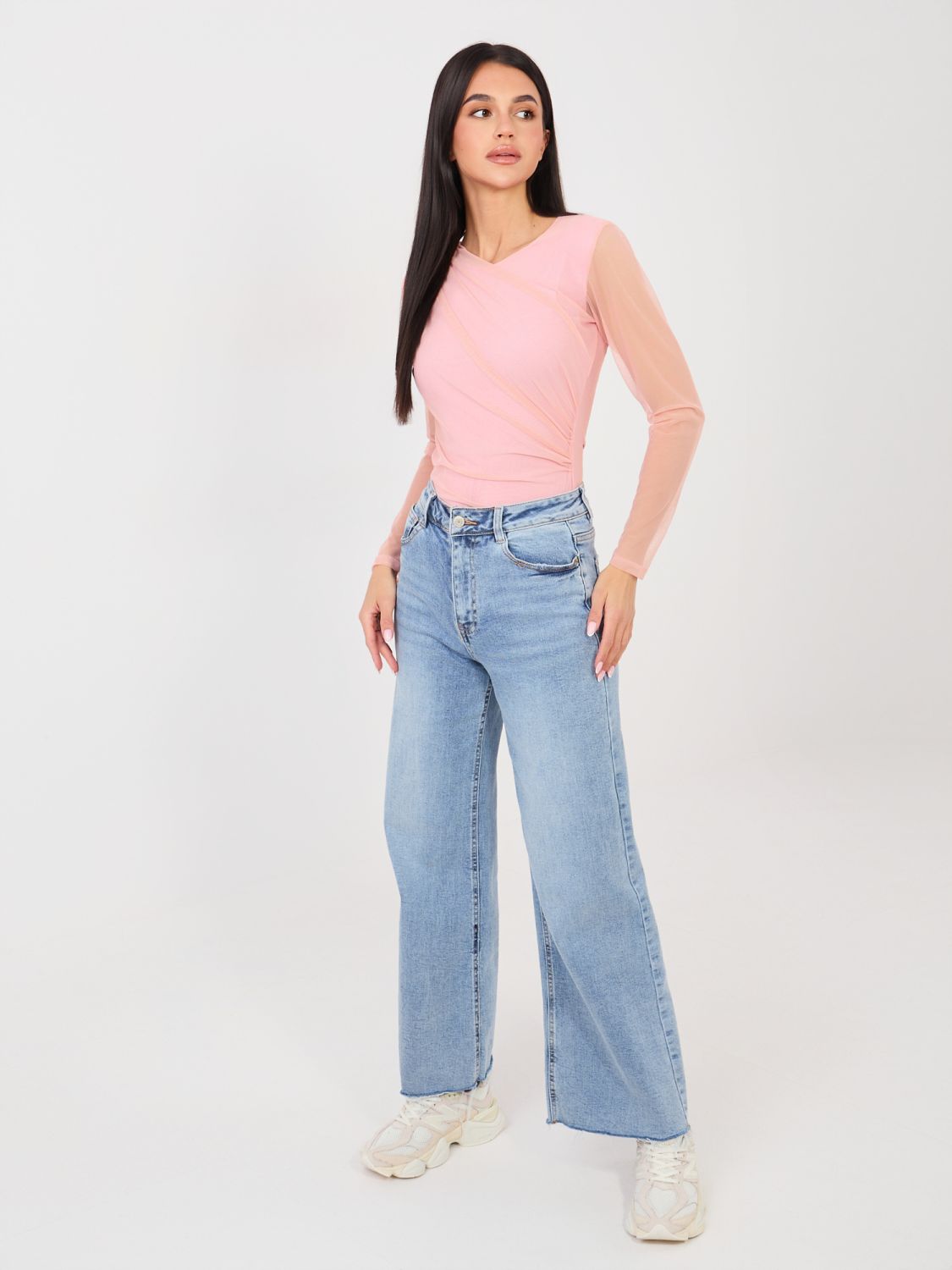 Elegáns rózsaszínű body hosszú ujjal és kerek nyakkivágással