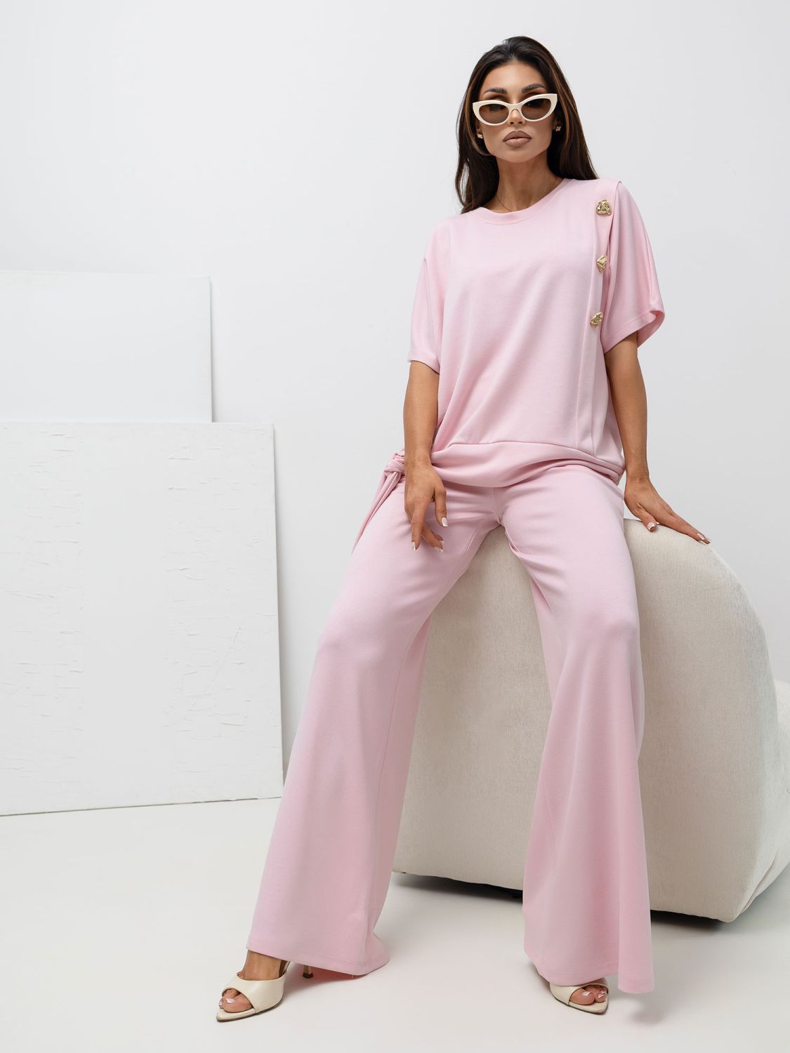 Világos rózsaszínű blúz és nadrág szett