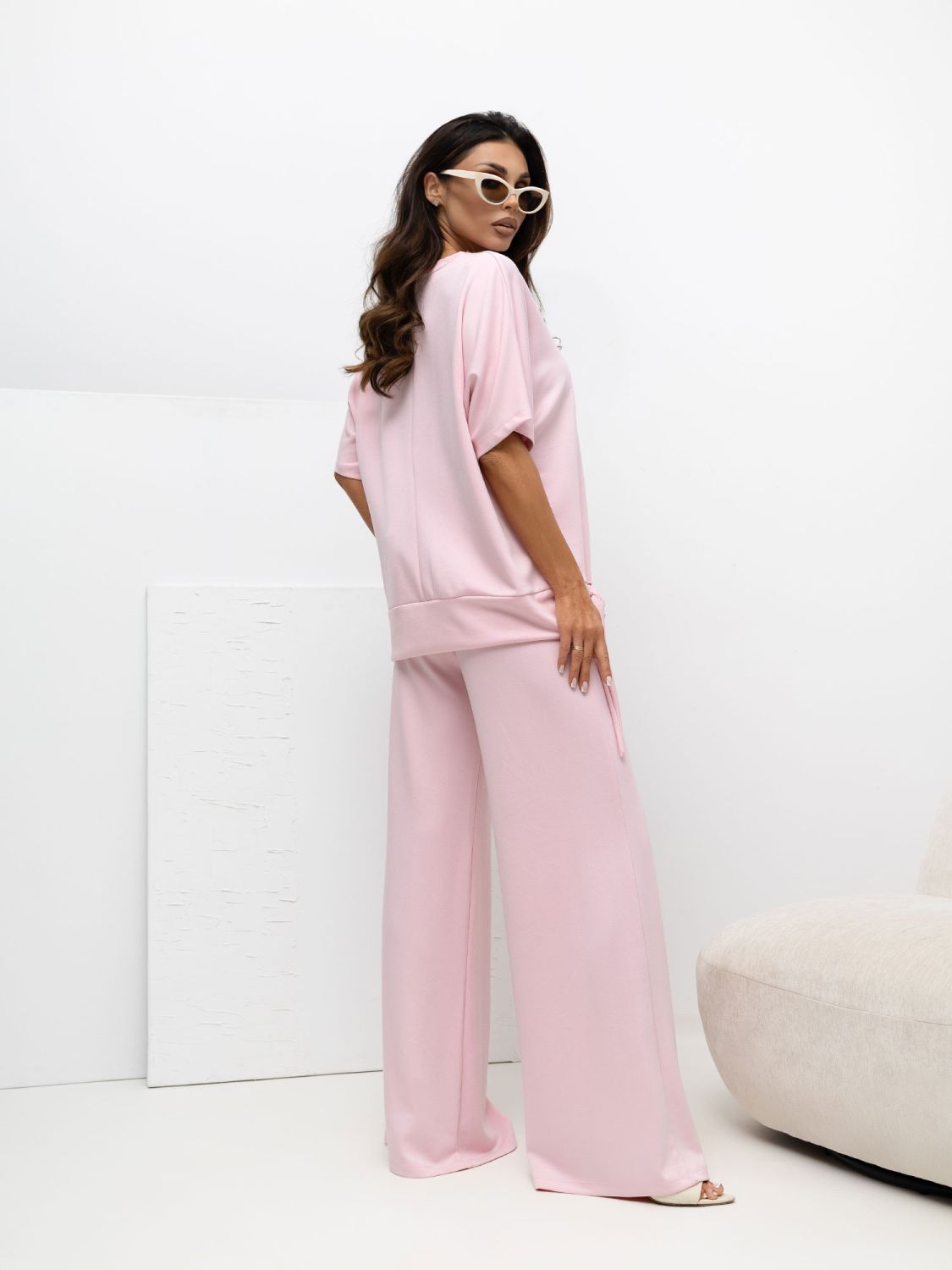 Világos rózsaszínű blúz és nadrág szett