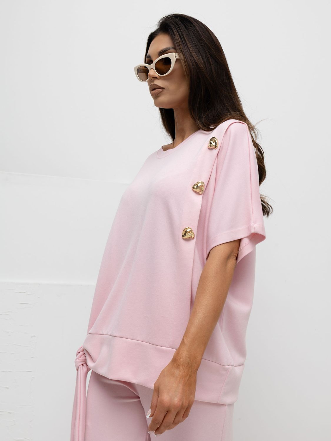 Világos rózsaszínű blúz és nadrág szett