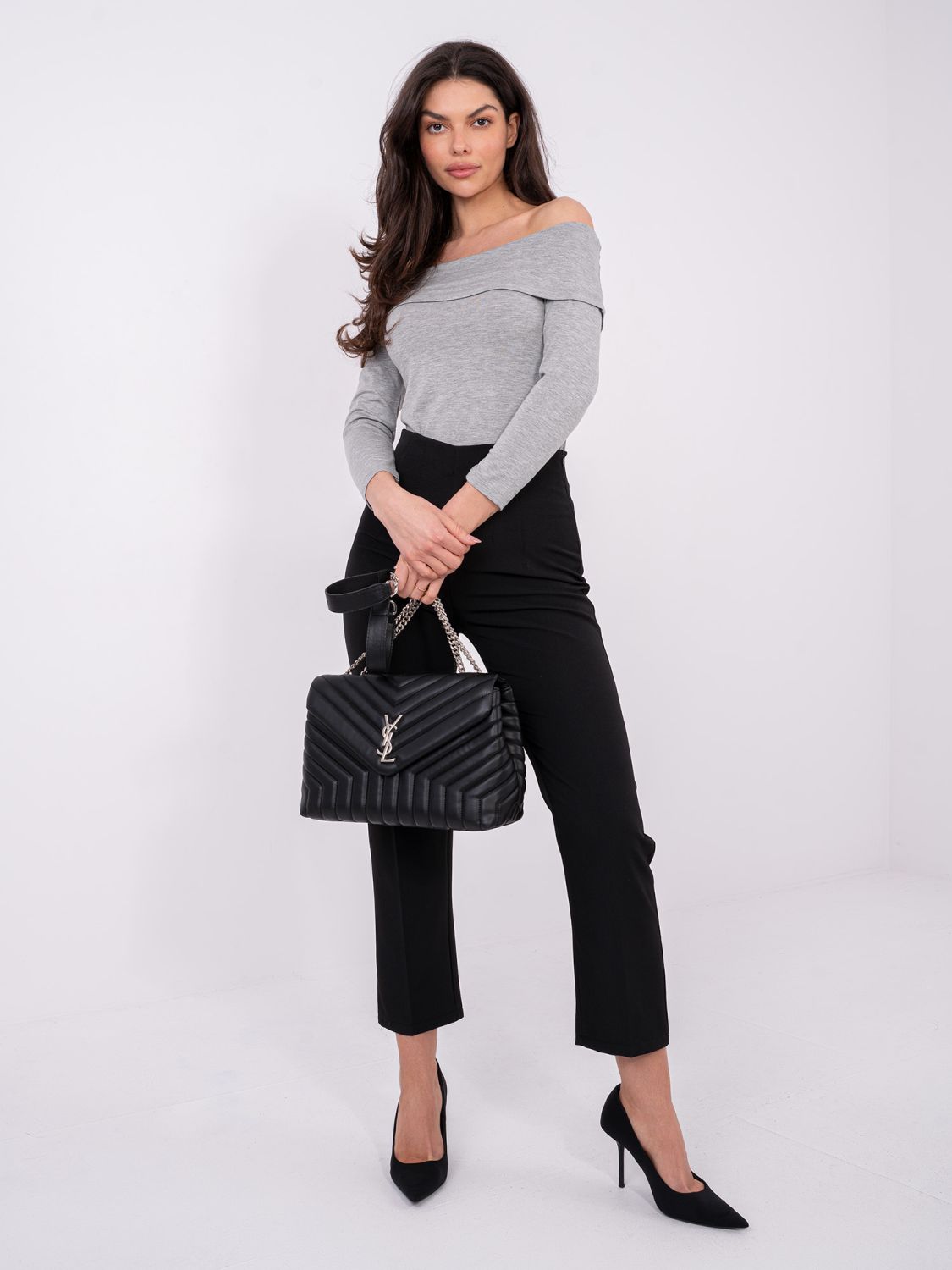 Szürke színű blúz nyitott vállrésszel és 3/4-es ujjakkal.