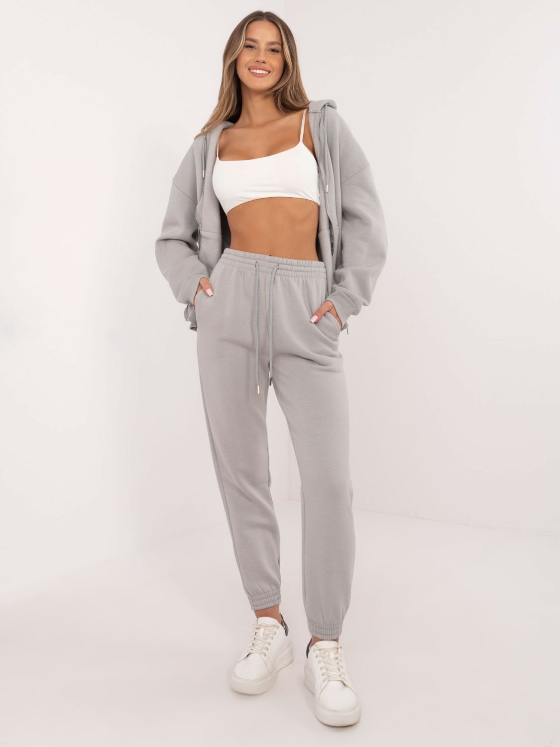 Világosszürke színű, magas derekú melegítőnadrág