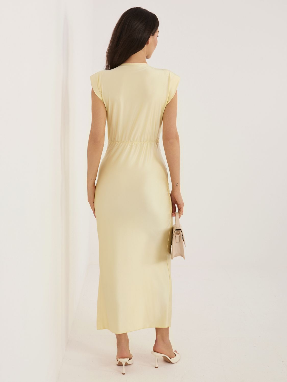 Elegáns sárga színű midi ruha átlapolt dekoltázzsal