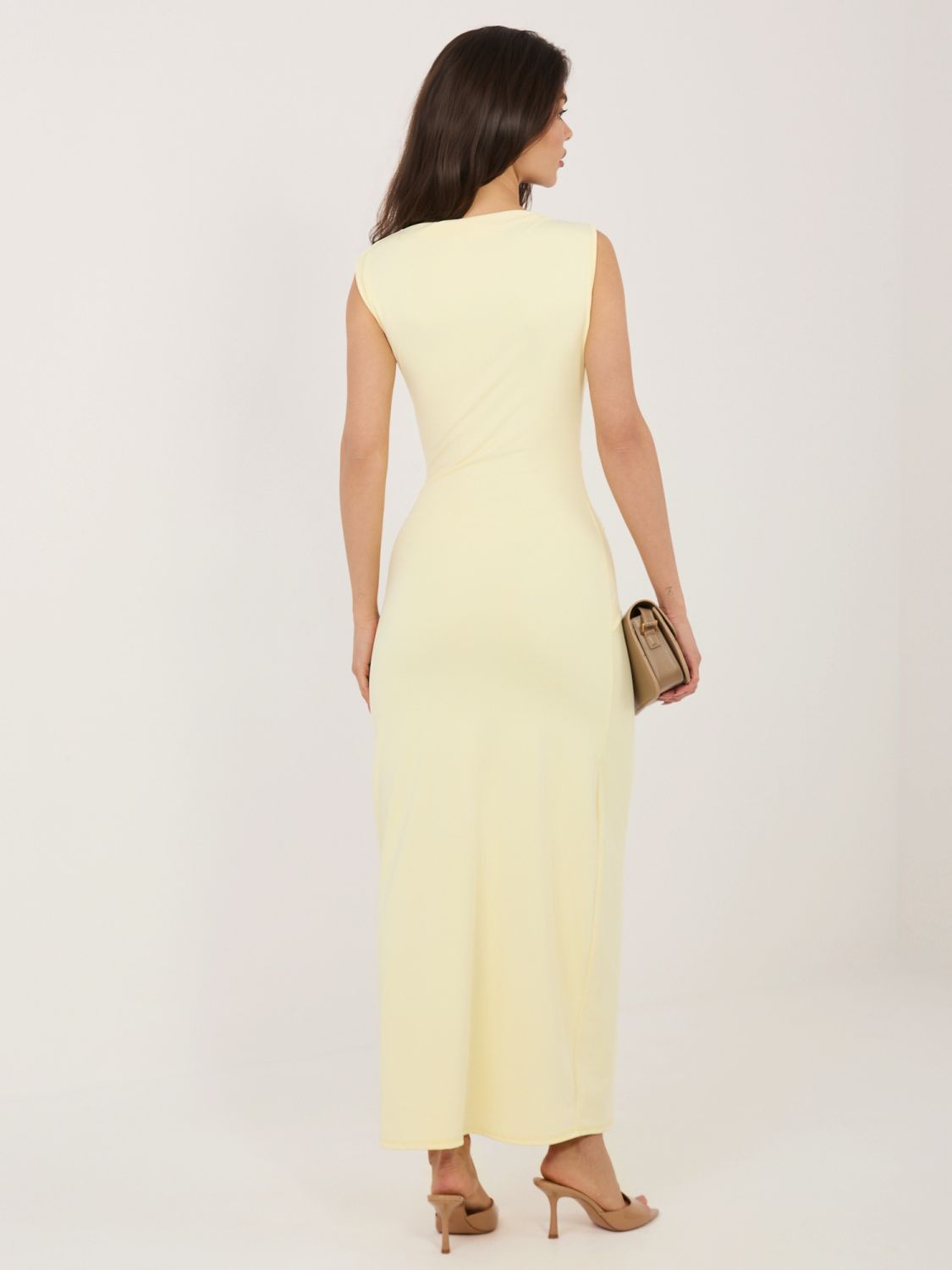 Elegáns sárga színű midi ruha vízesés nyakkivágással