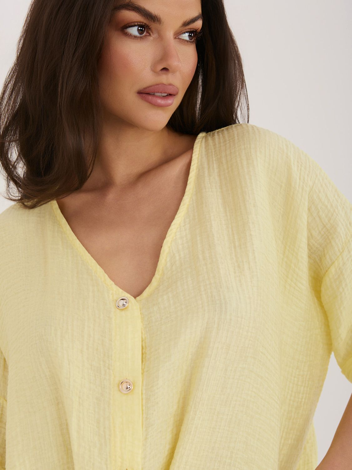 Sárga színű blúz V-nyakkivágással és rövid ujjal