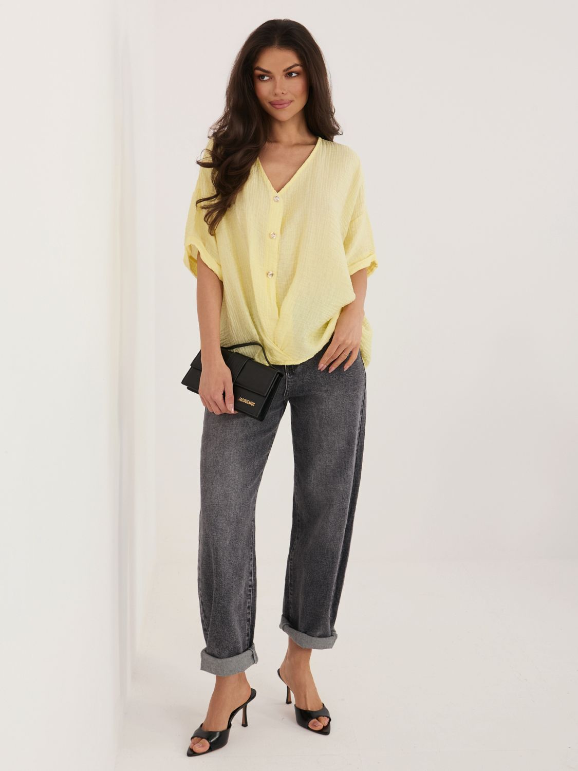 Sárga színű blúz V-nyakkivágással és rövid ujjal