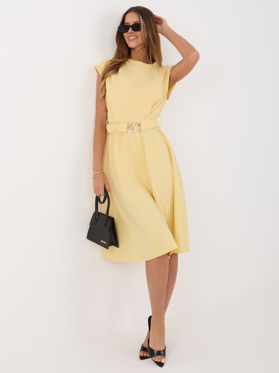 Sárga színű bővülő midi ruha övvel