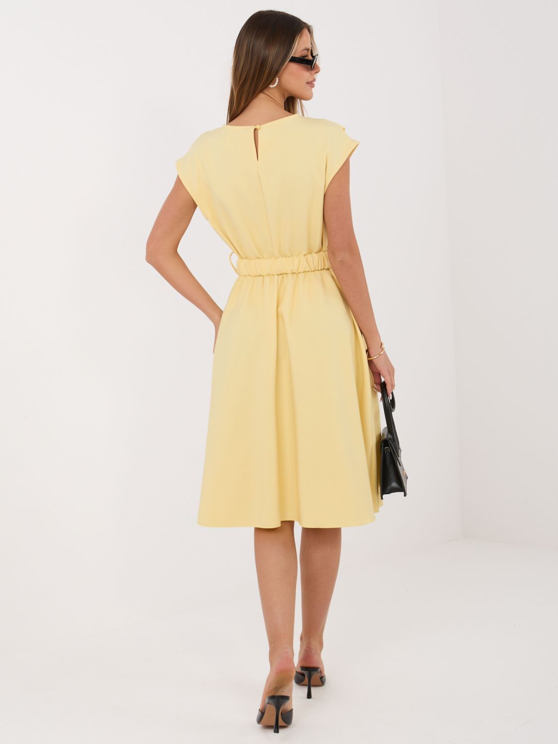 Sárga színű bővülő midi ruha övvel