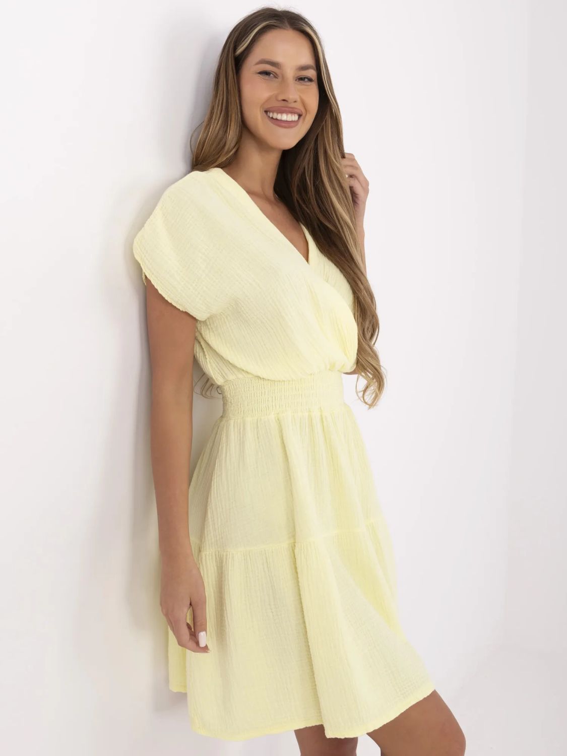 Bővülő nyári ruha világos sárga színben