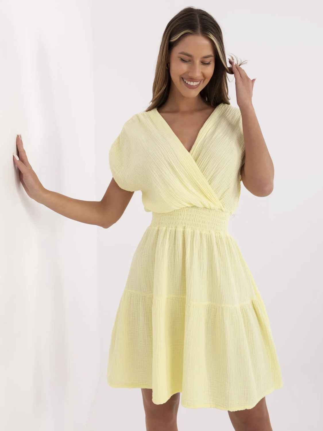 Bővülő nyári ruha világos sárga színben