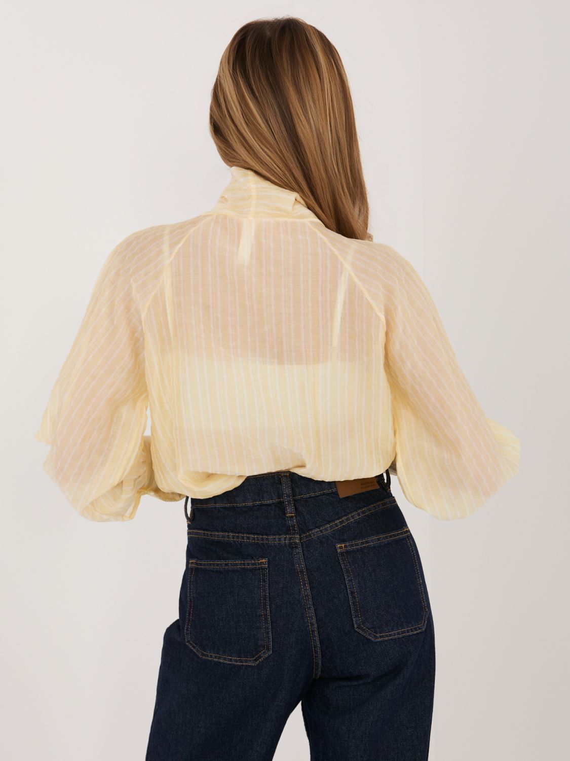 Sárga csíkos ing megkötéssel