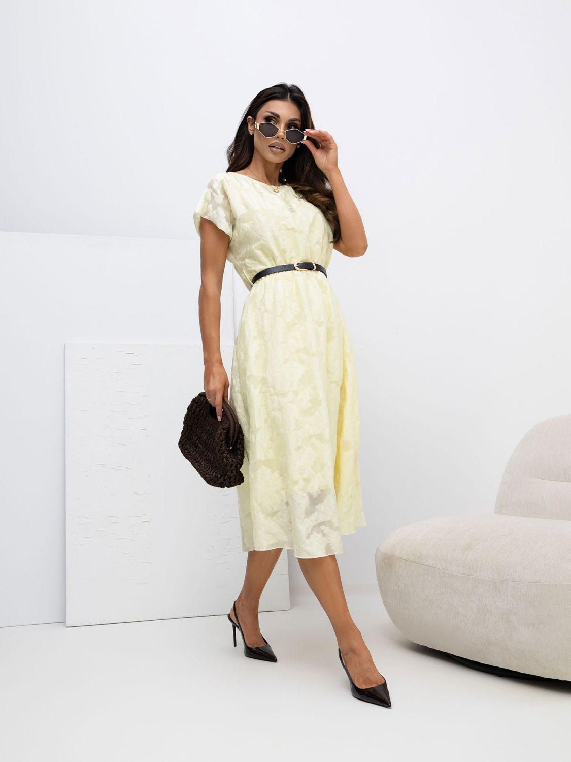Világossárga színű bővülő midi ruha övvel