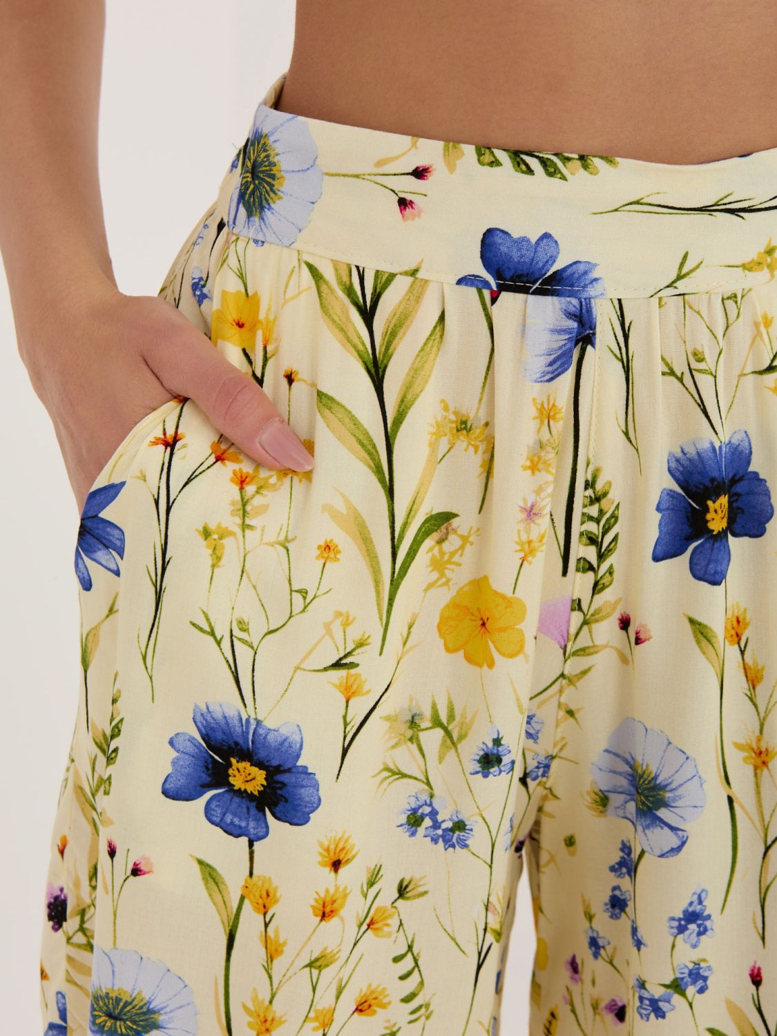 Sárga színű virágmintás rövidnadrág