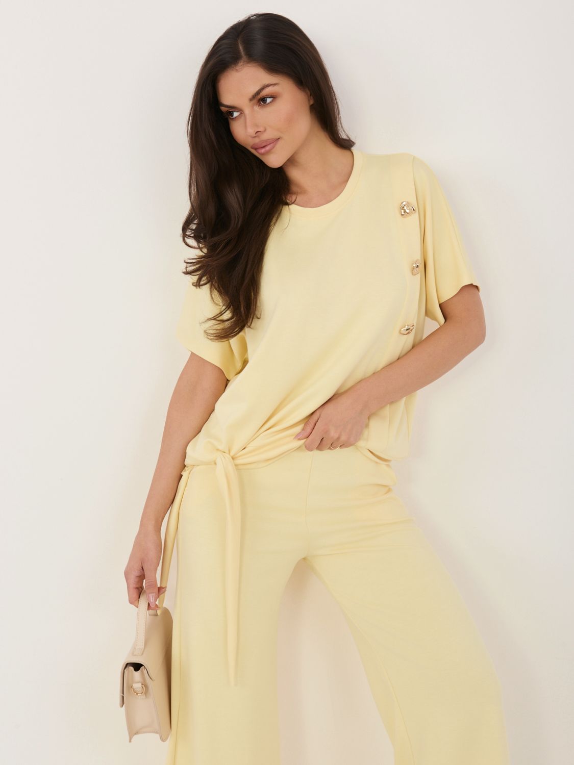 Női sárga színű szett rövid ujjakkal