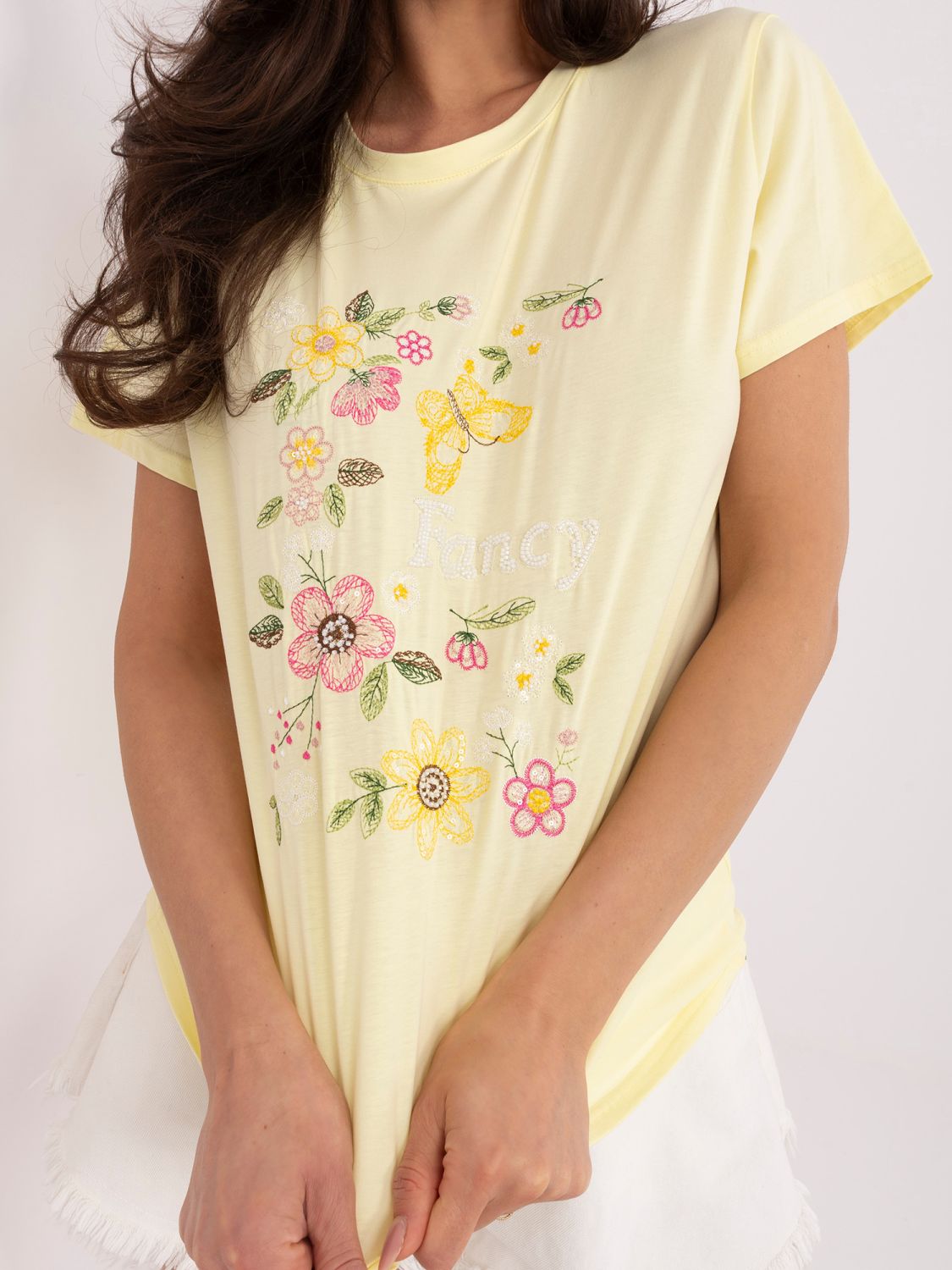 Sárga színű póló applikációval és hímzéssel