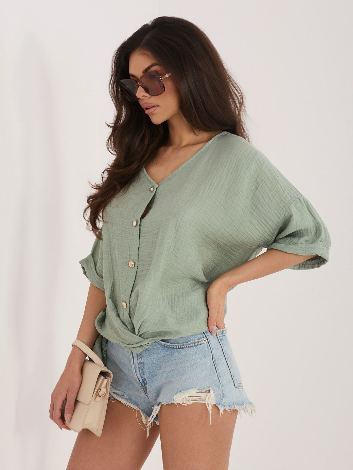 Stílusos khaki színű blúz V-nyakkivágással és rövid ujjal