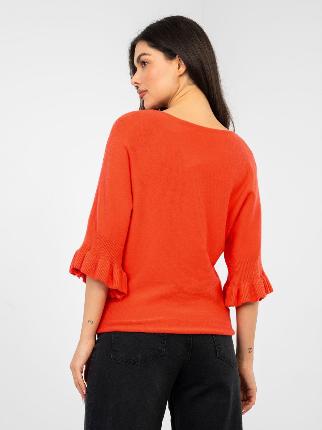 Elegáns korallszínű pulóver 3/4-es ujjal és fodorral