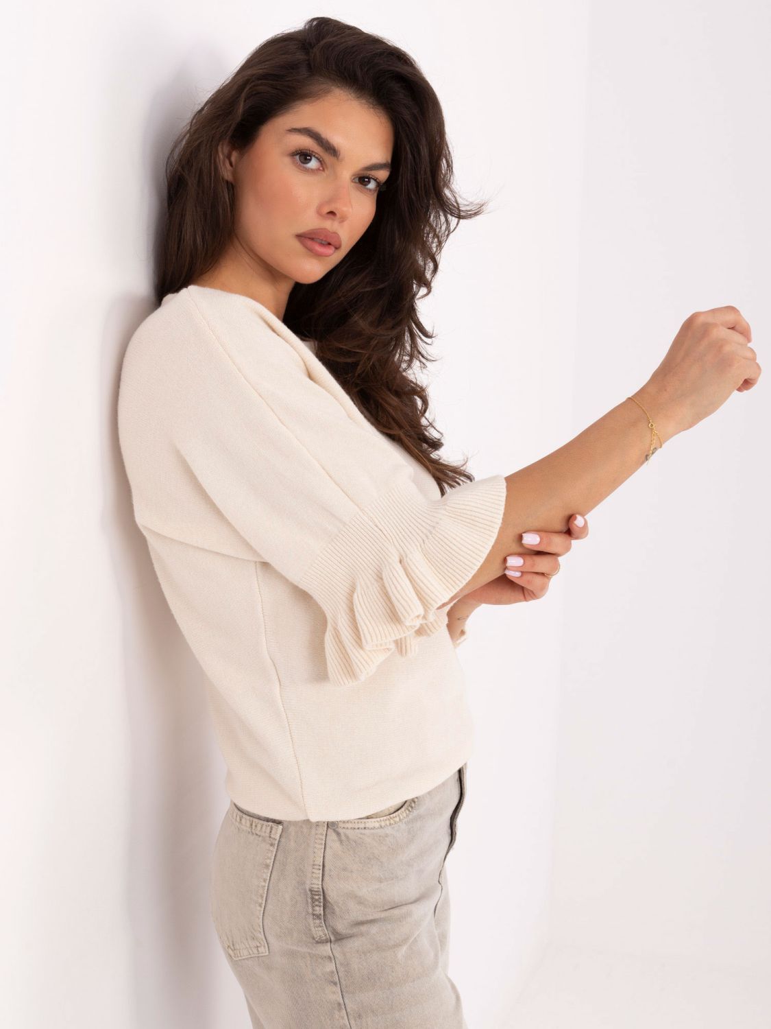 Elegáns bézs pulóver 3/4-es ujjal és fodorral
