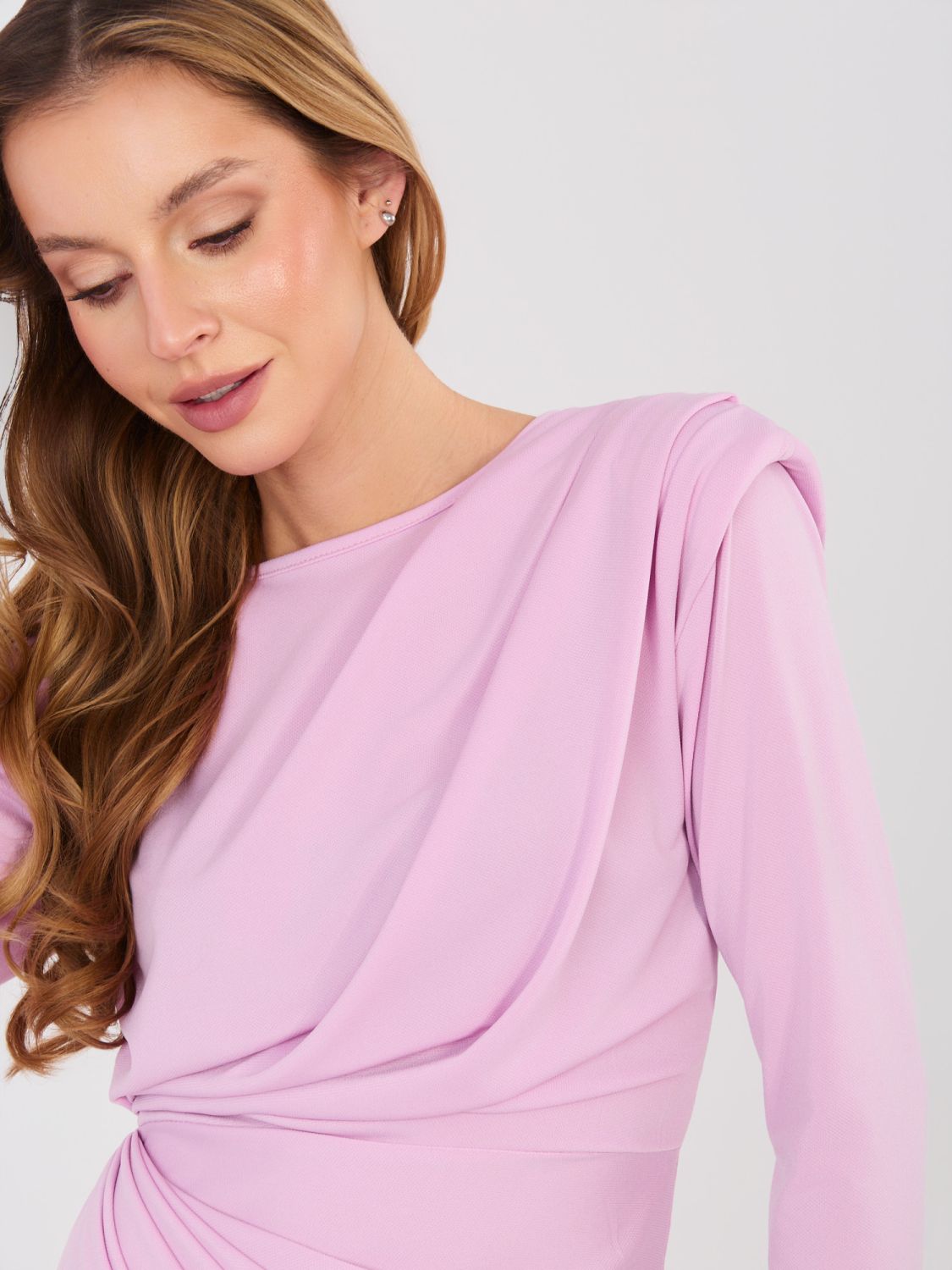 Elegáns világoslila színű midi ruha hosszú ujjakkal és ráncolással