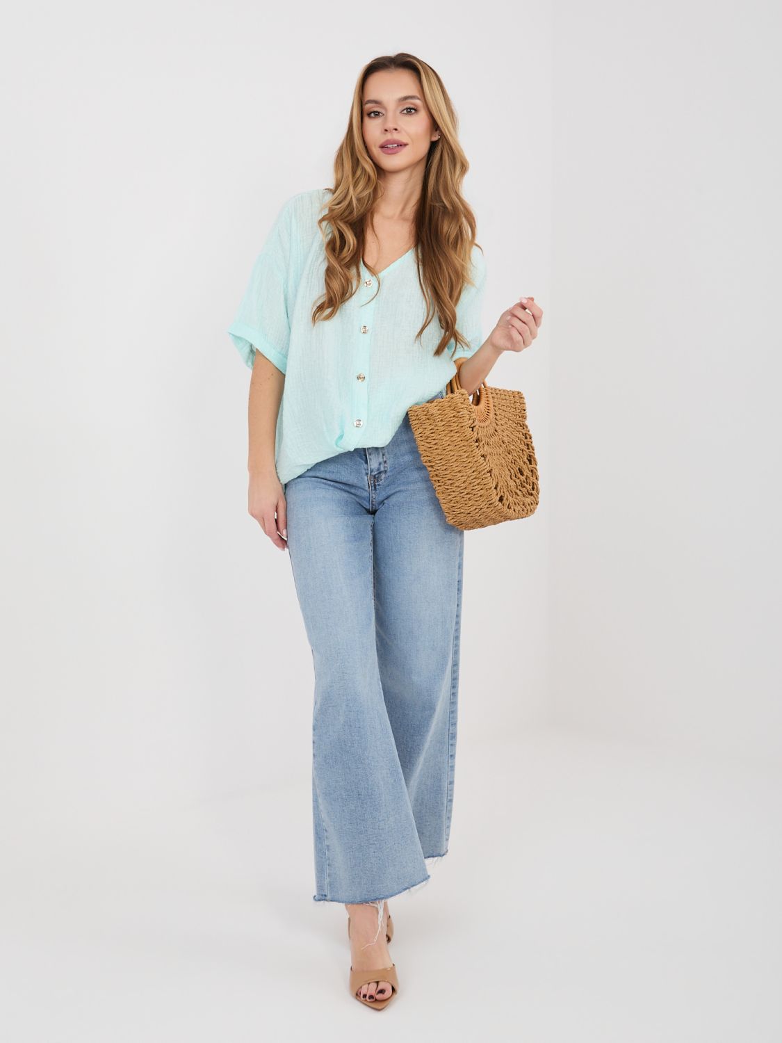 Mentaszínű blúz V-nyakkivágással és rövid ujjal