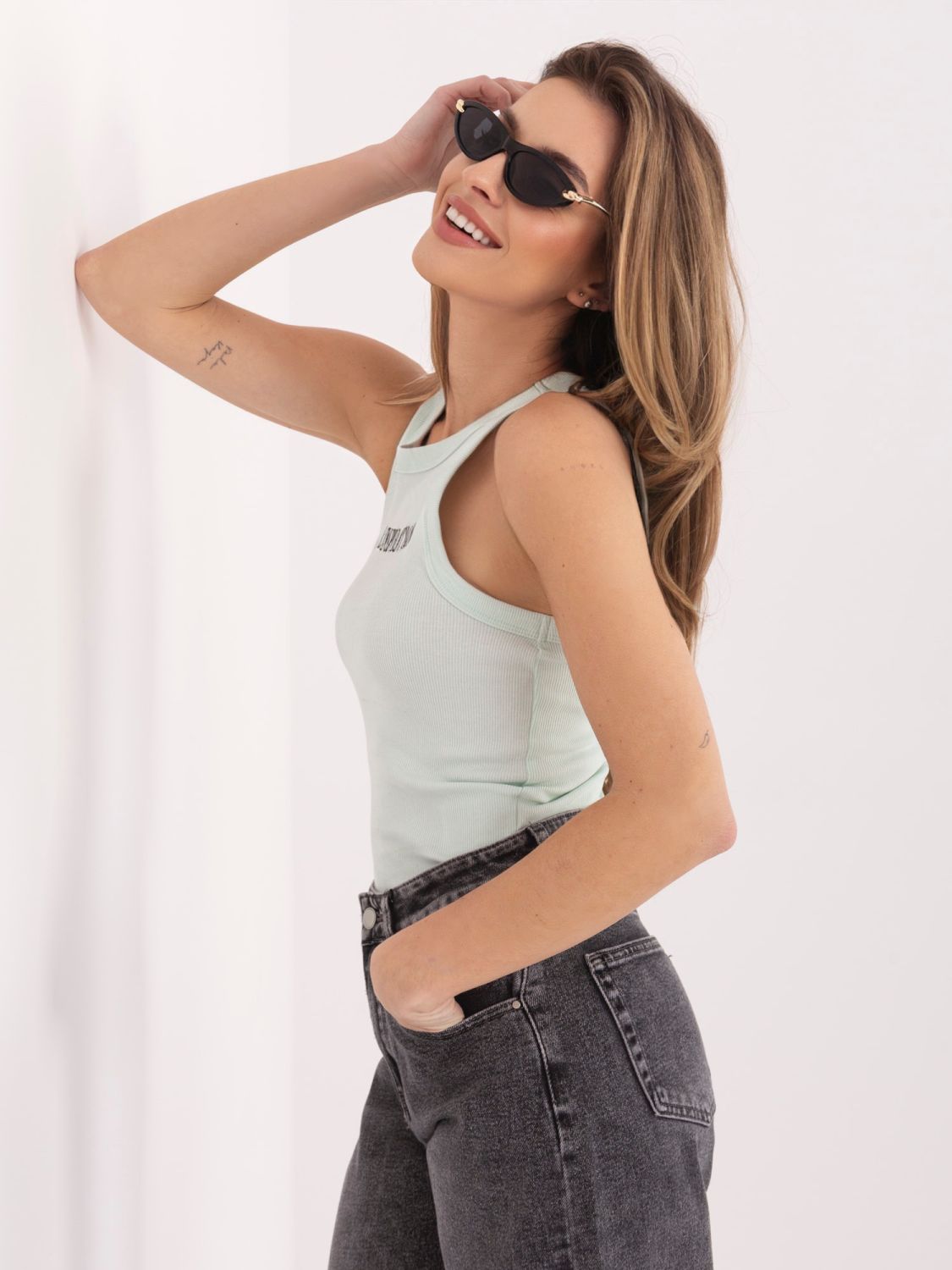 Mentaszínű bordázott top hímzéssel