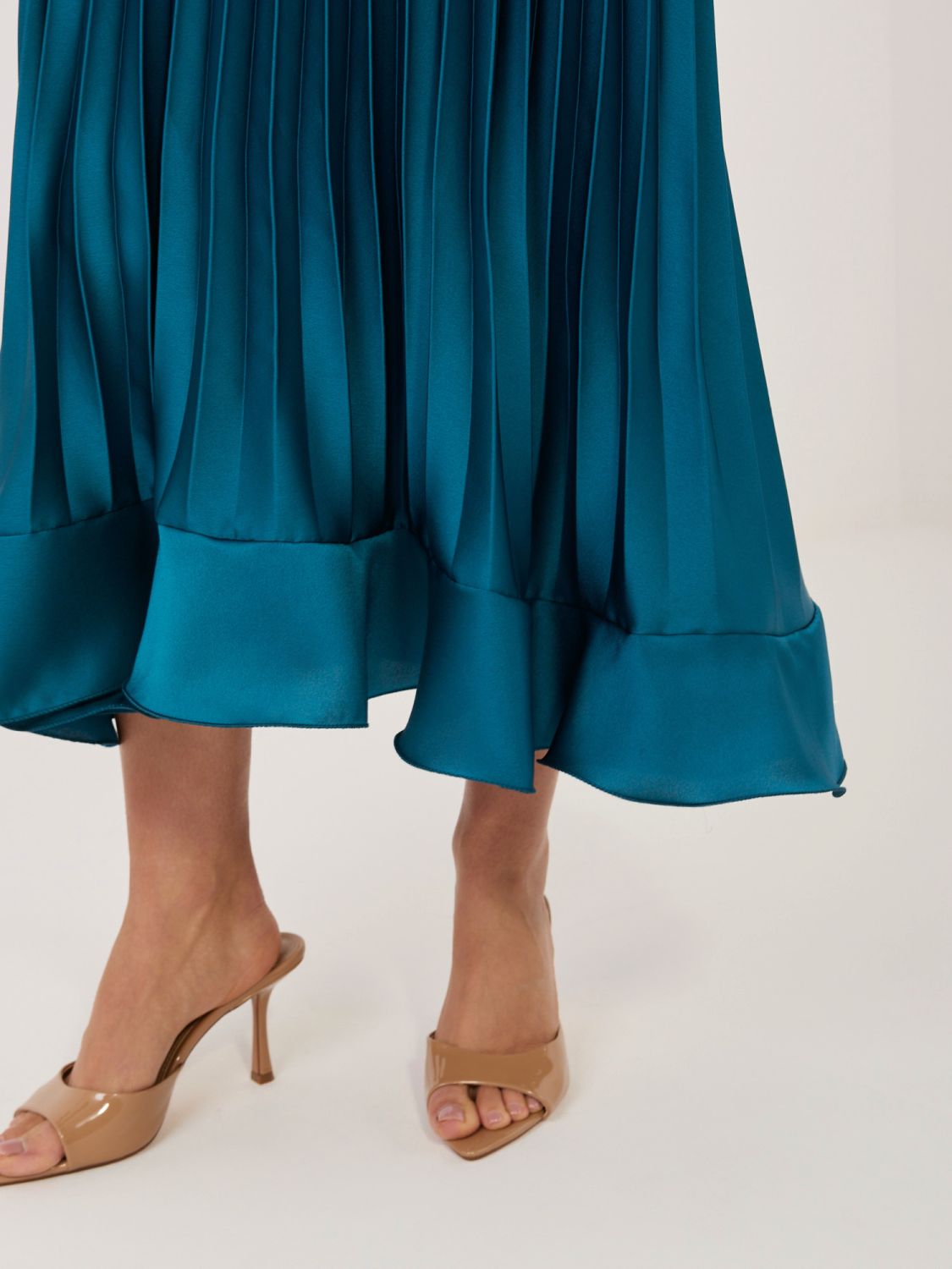 Kék színű midi koktélruha megkötővel és fodorral