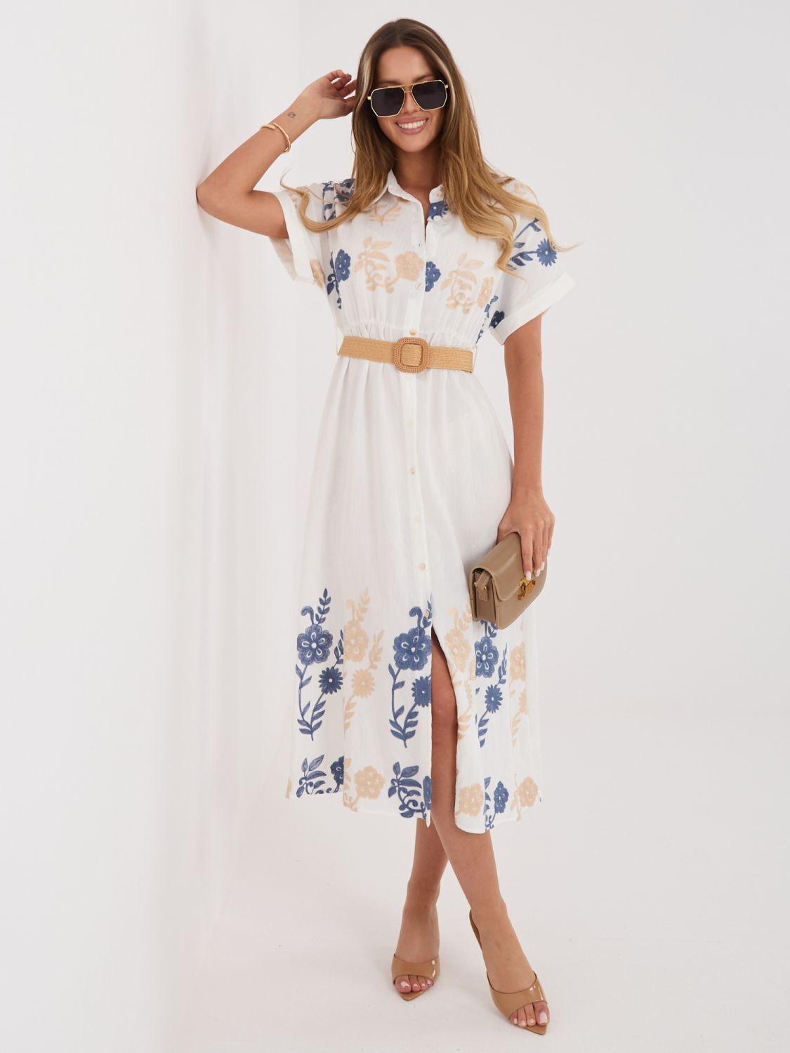 Fehér-kék színű hímzett, öves midi ingruha