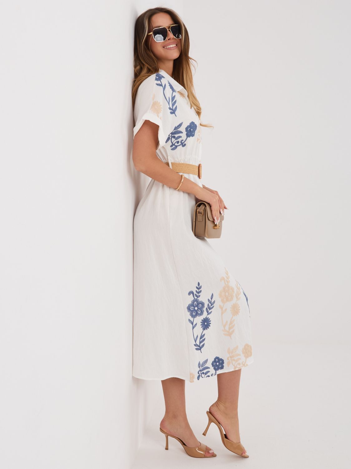 Fehér-kék színű hímzett, öves midi ingruha