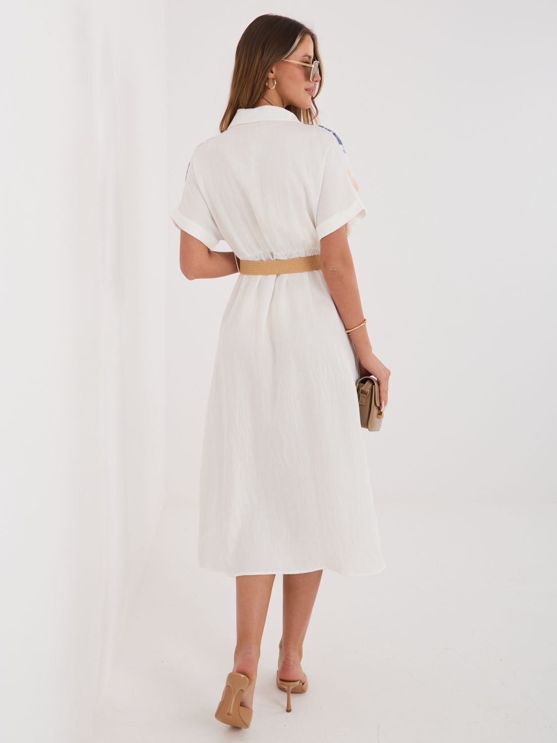 Fehér-kék színű hímzett, öves midi ingruha