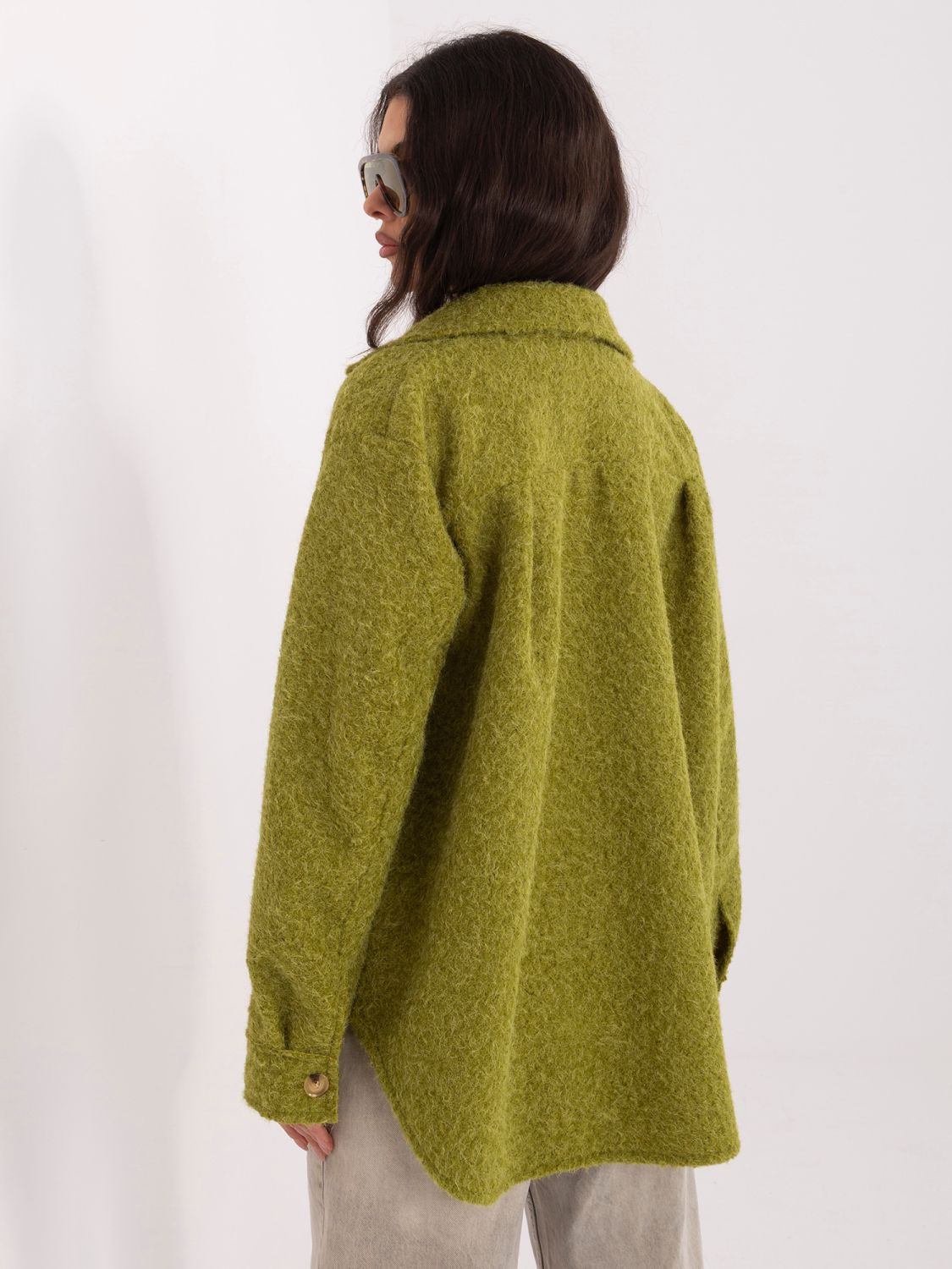 Olivazöld színű átmeneti dzseki gallérral és zsebekkel