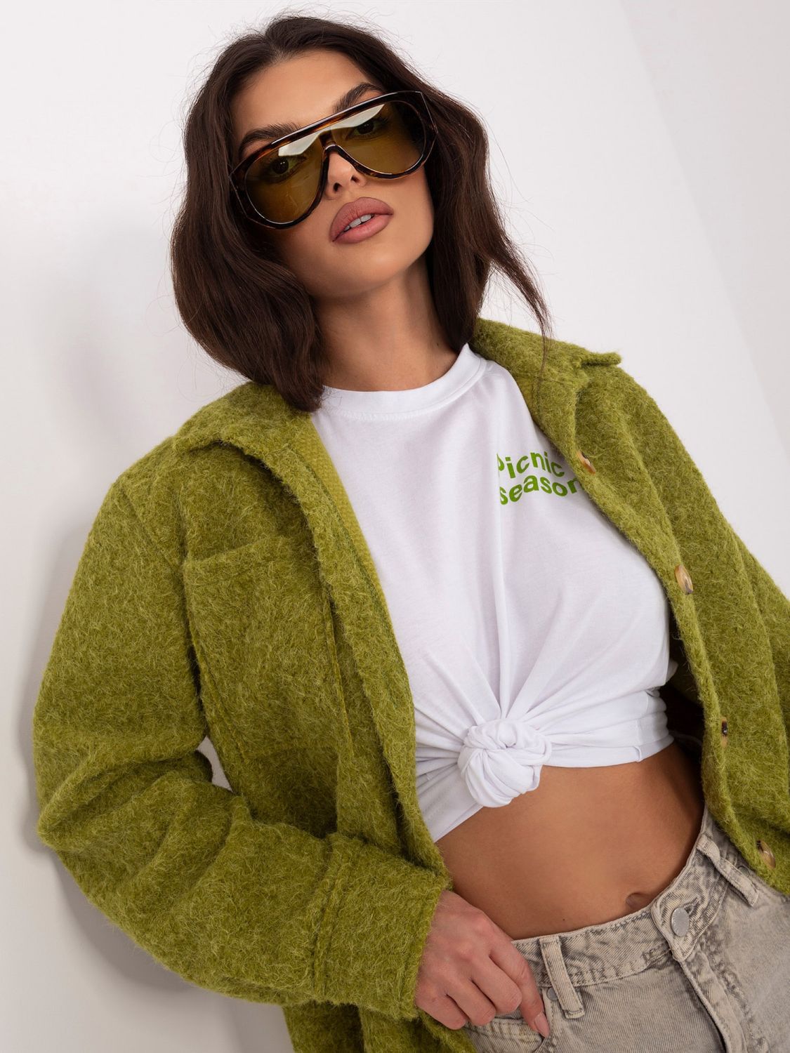 Olivazöld színű átmeneti dzseki gallérral és zsebekkel