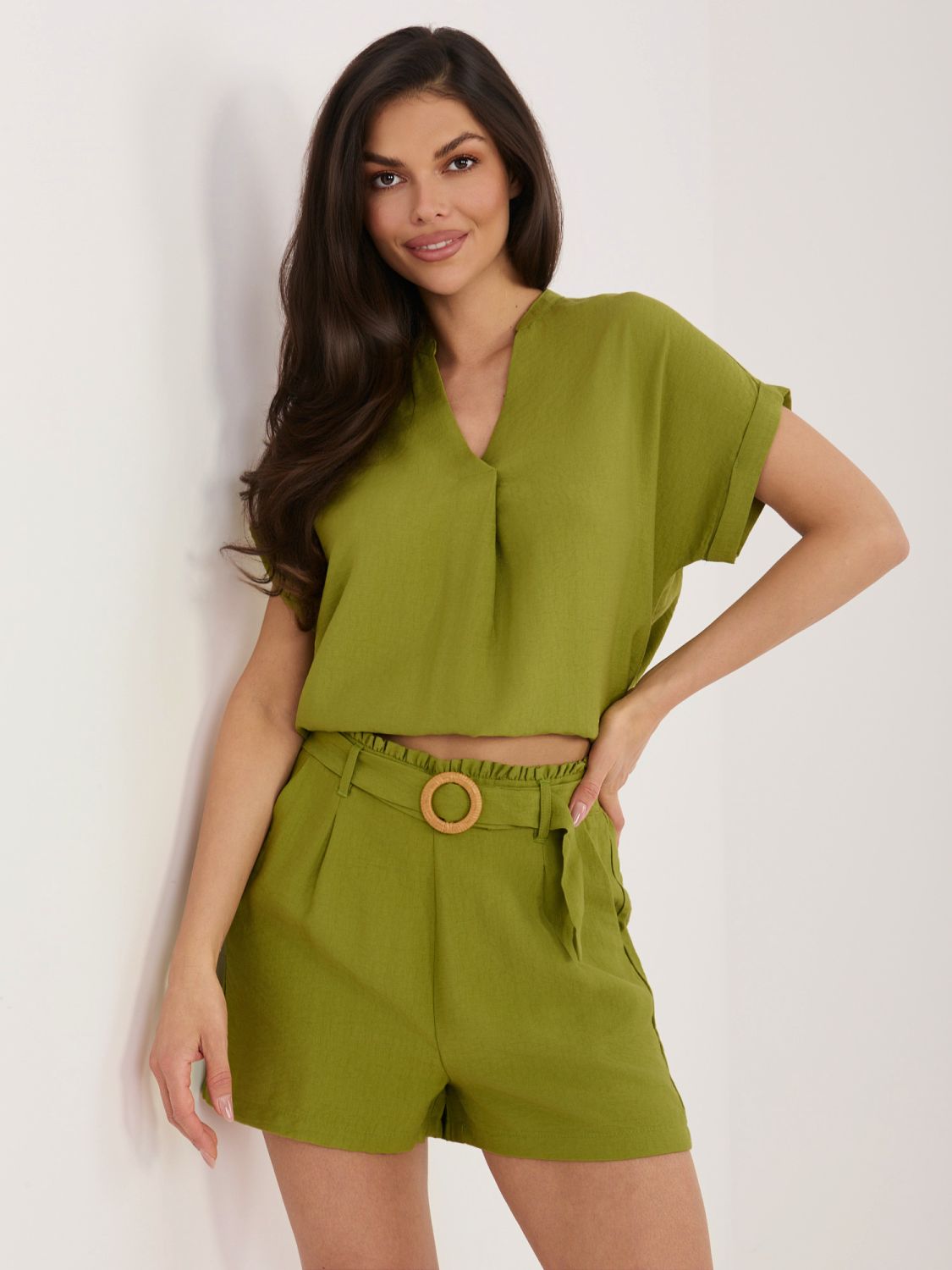 Női olívazöld színű rövidnadrág övvel