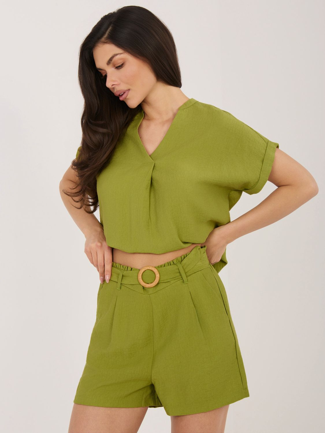 Női olívazöld színű rövidnadrág övvel
