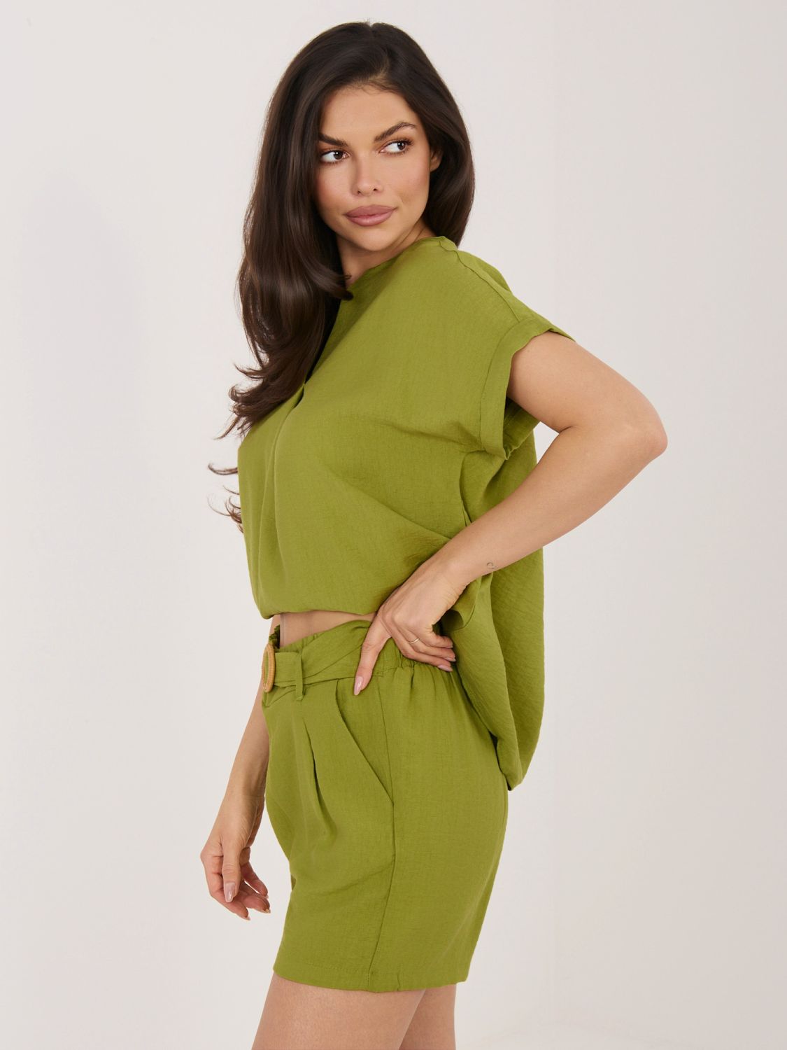 Női olívazöld színű rövidnadrág övvel