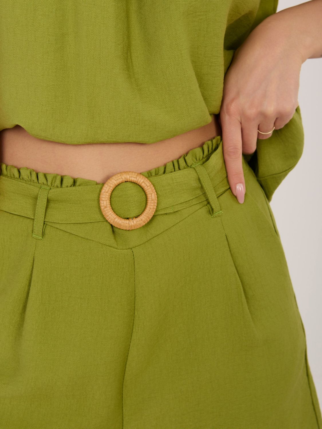 Női olívazöld színű rövidnadrág övvel