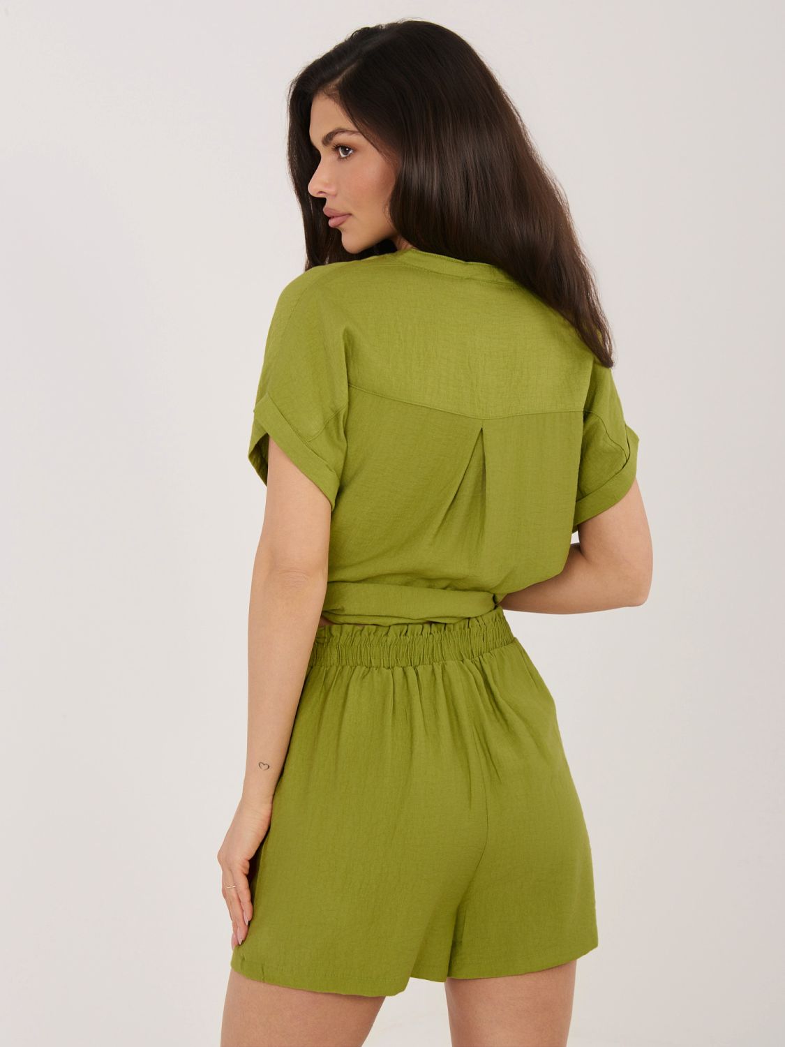 Női olívazöld színű rövidnadrág övvel