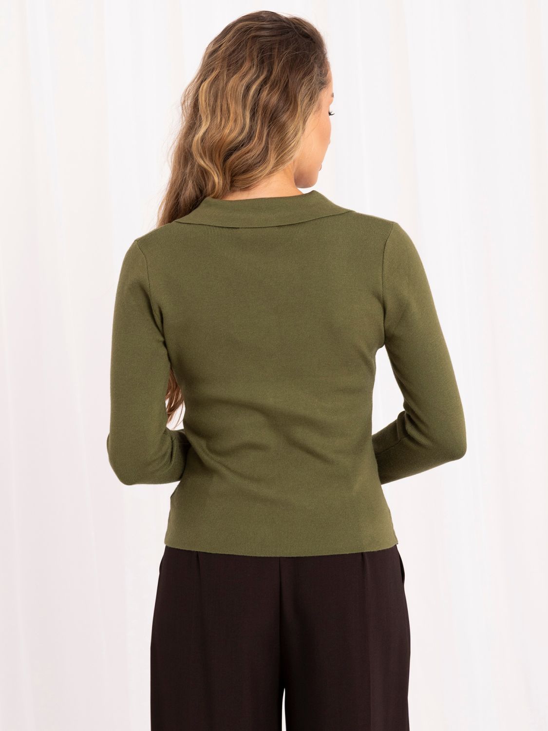 Elegáns khaki színű galléros pulóver gombokkal