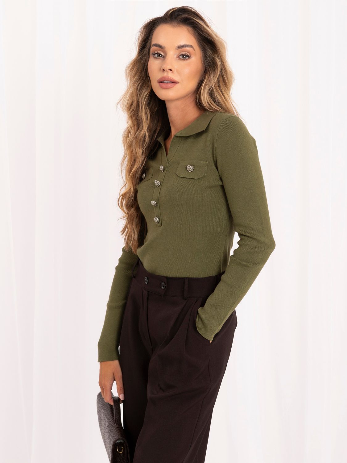 Elegáns khaki színű galléros pulóver gombokkal