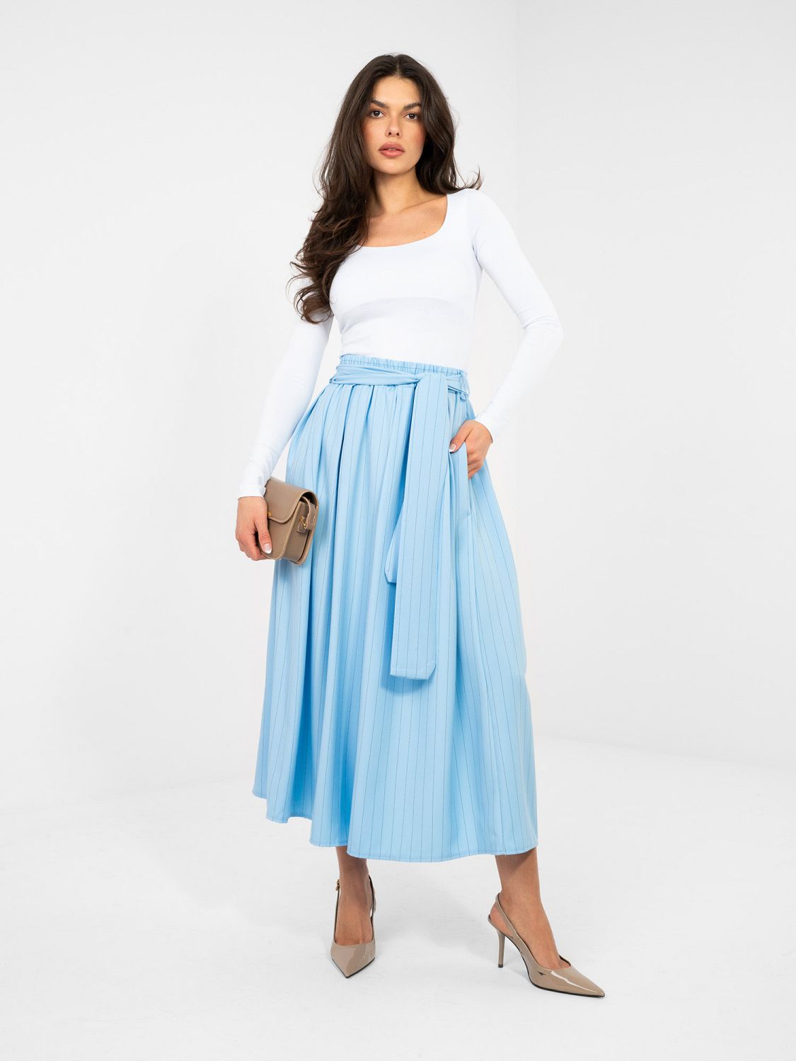 Elegáns világoskék színű midi szoknya csíkos mintával és övvel