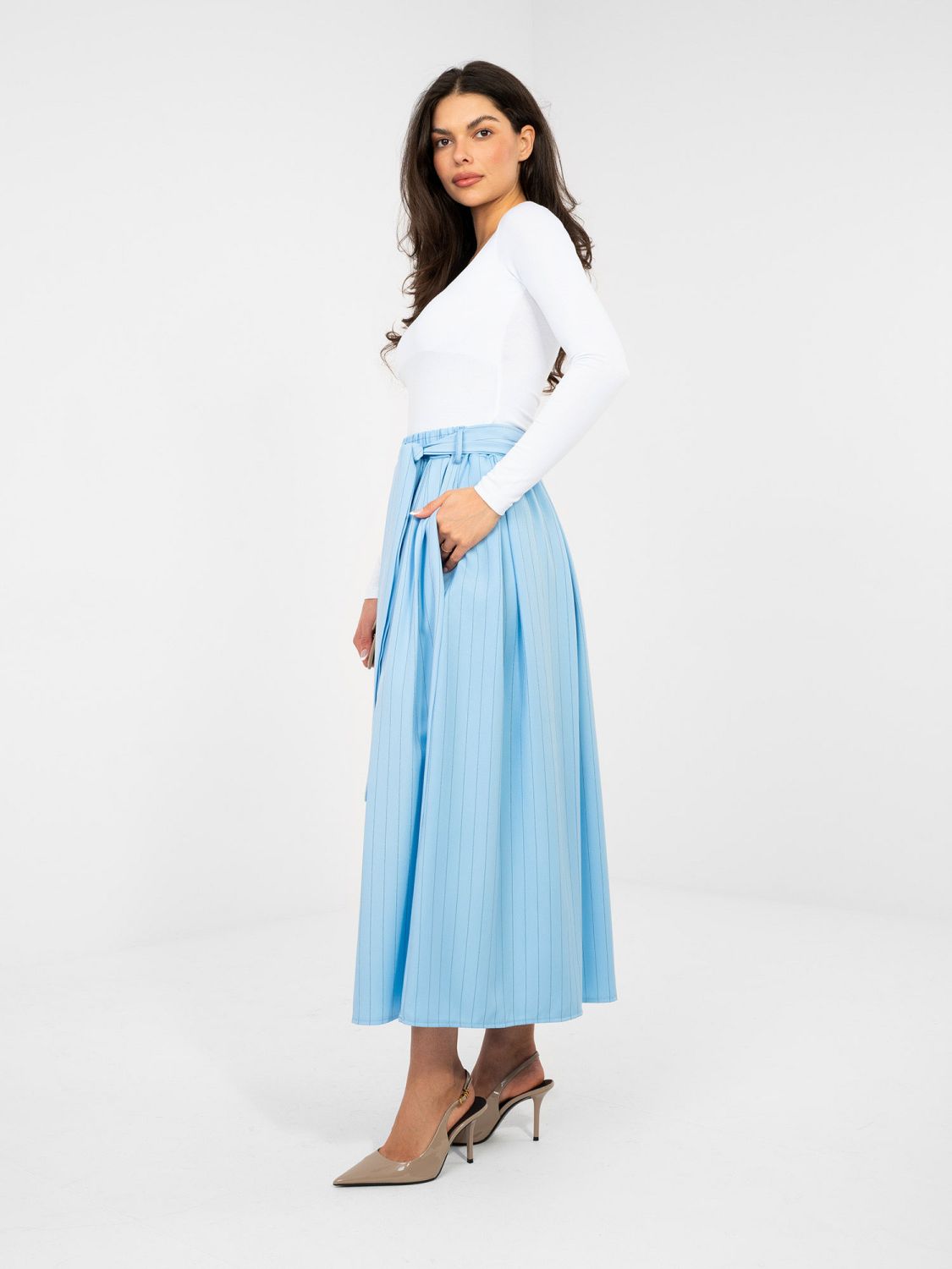 Elegáns világoskék színű midi szoknya csíkos mintával és övvel