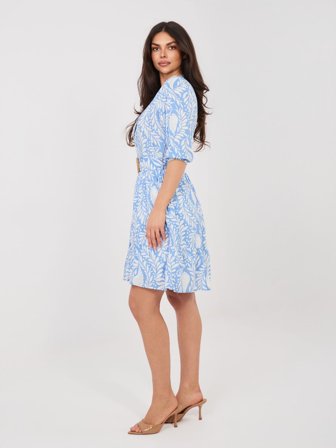 Kék színű mintás ruha övvel