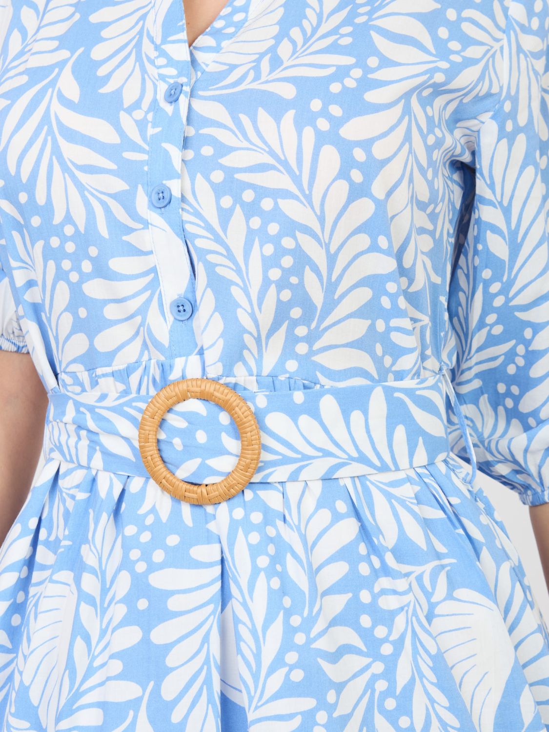 Kék színű mintás ruha övvel