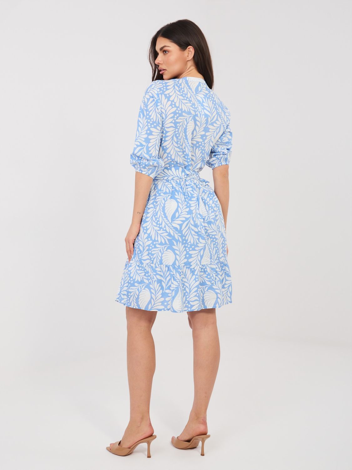 Kék színű mintás ruha övvel