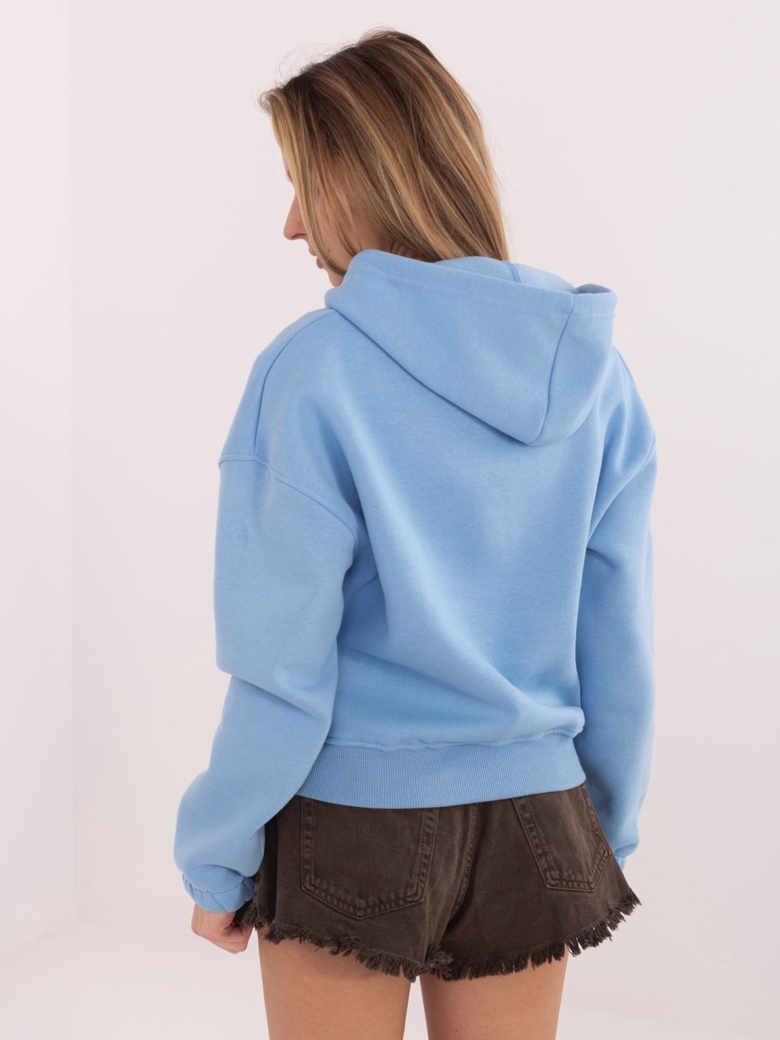 Kék színű rövid fazonú kapucnis pulóver cipzárral