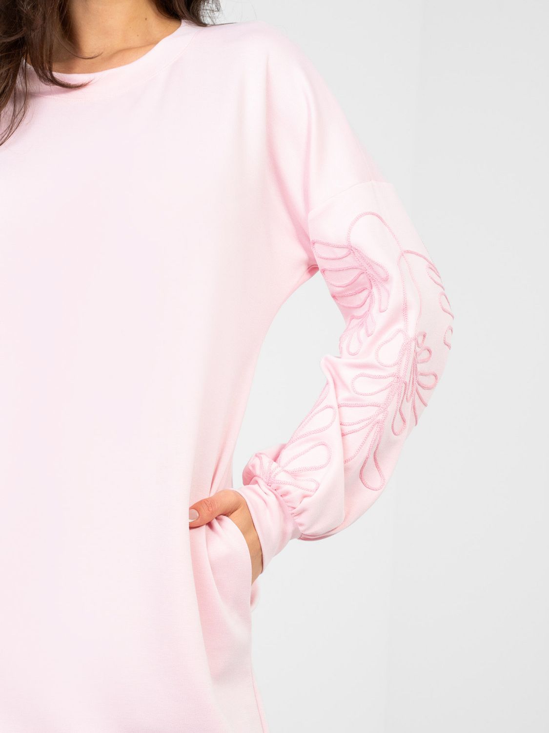 Rózsaszínű mini ruha hímzéssel és puffos ujjal