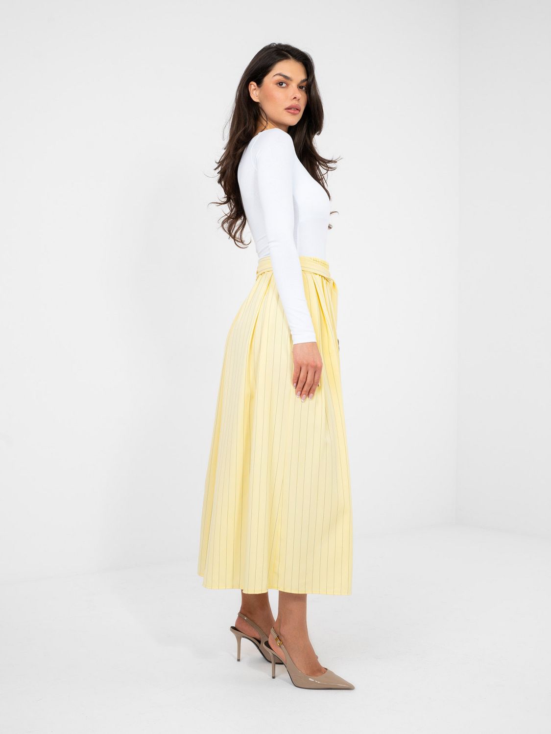 Sárga színű elegáns midi szoknya csíkos mintával és övvel