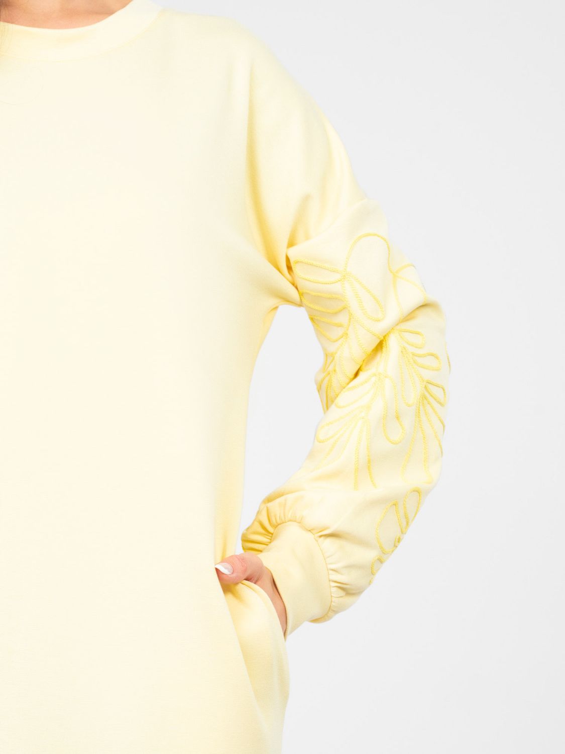 Sárga színű mini ruha hímzéssel és puffos ujjal