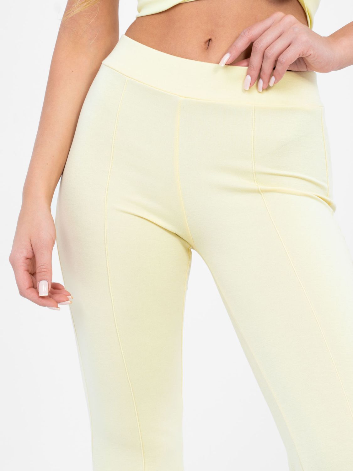 Sárga színű, bő szárú sportnadrág magas derékkal